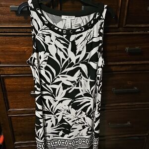White House Black Market Black and White Leaf Print Tunic